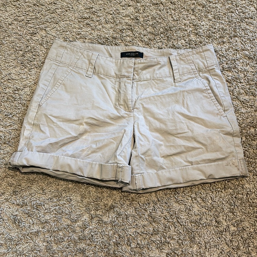 Khaki Shorts With Front And Back Pockets